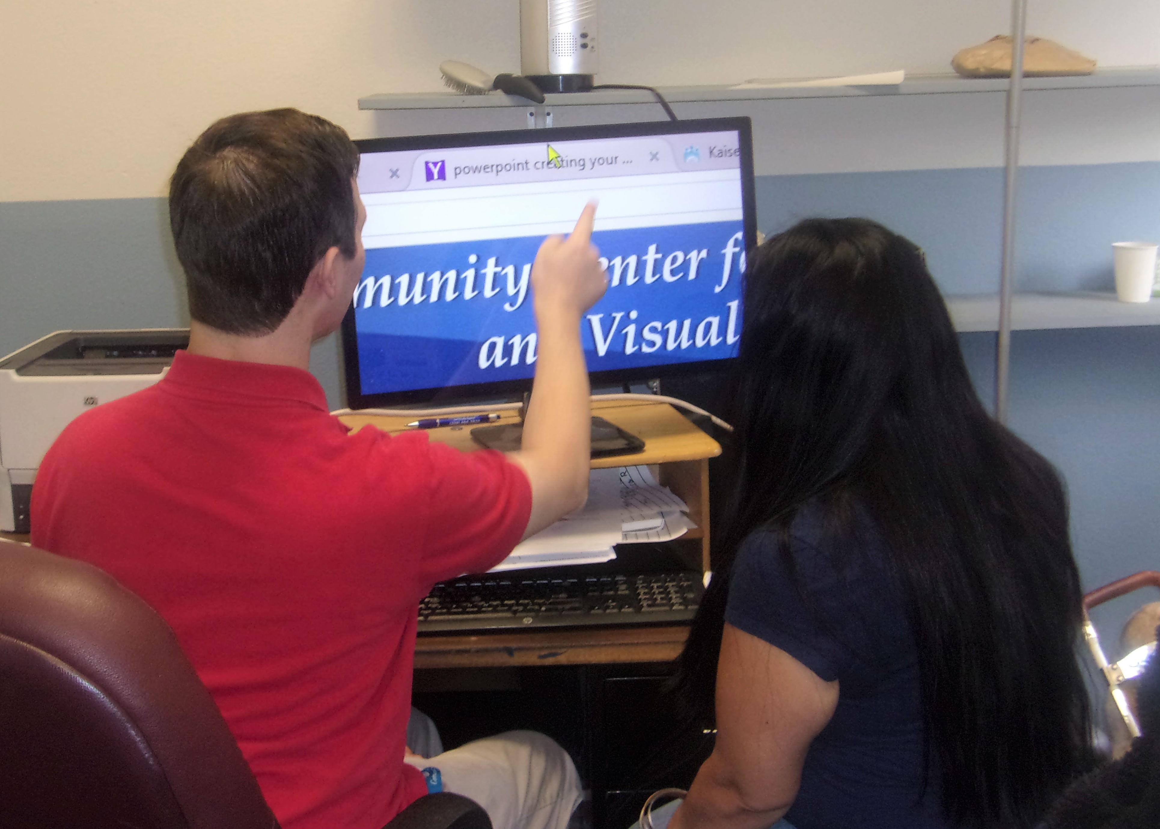 Assistive technology instructor demonstrates a computer using screen magnification software.